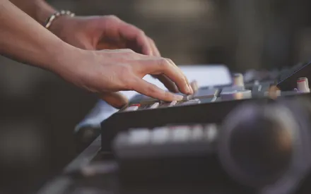 Best Way to Make Rap Beats (2023): Software vs. Hardware