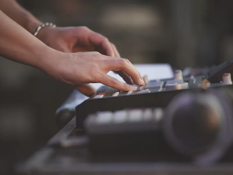 Best Way to Make Rap Beats (2023): Software vs. Hardware
