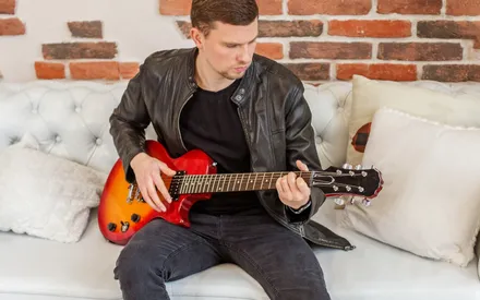 Electric vs Acoustic For Beginners: Which Is Best? (2023)