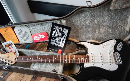 Best Fender vs Gibson Strat Scale Length Comparison (2023)