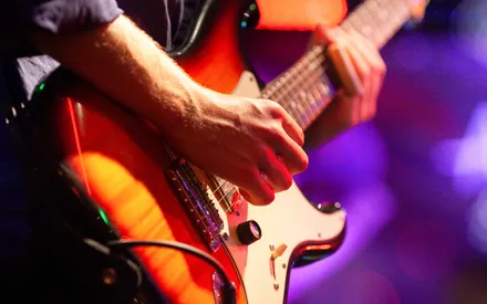A Easy, Simple Guide: How Do Electric Guitars Work? (2023)