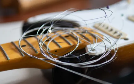 How To Change Electric Guitar Strings: Fast & Easy Guide (2023)