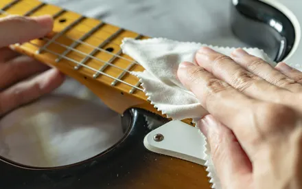 An Easy Method On How To Clean Guitar Strings (2023)