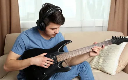 Discover How to Get Rid of Fret Buzz - The Quick Way (2023)