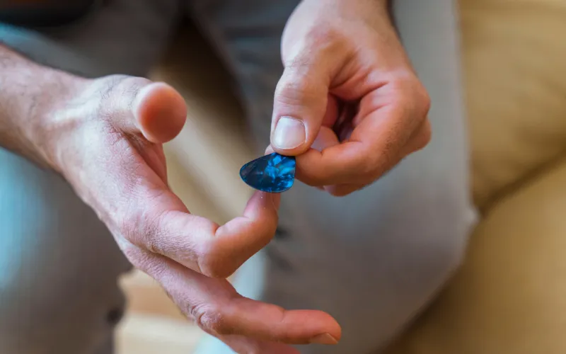 how to hold a guitar pick