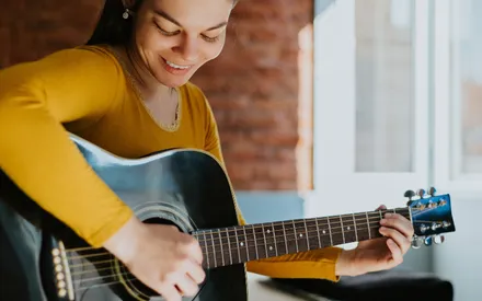 7 Tips On How To Learn Fingerstyle Guitar To Play Like A Virtuoso! (2023)