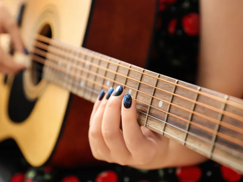 comment jouer de la guitare avec des ongles longs