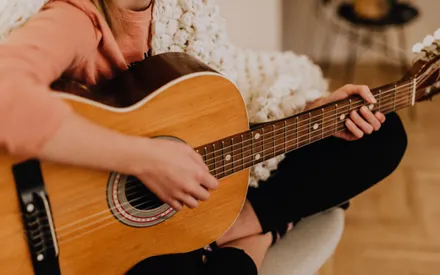 4 Best Exercises: How to Play Guitar Without A Pick