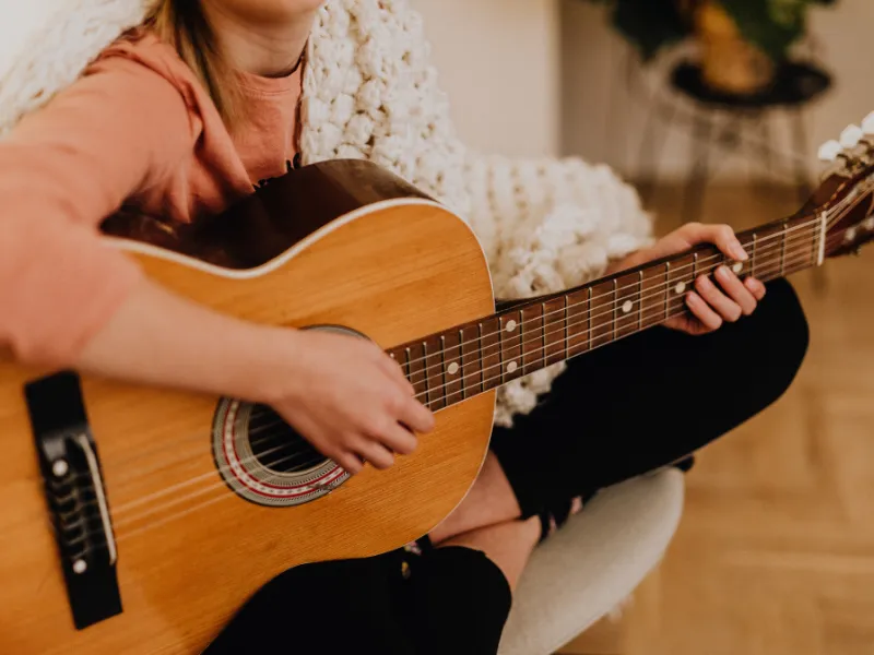 4 Best Exercises: How to Play Guitar Without A Pick