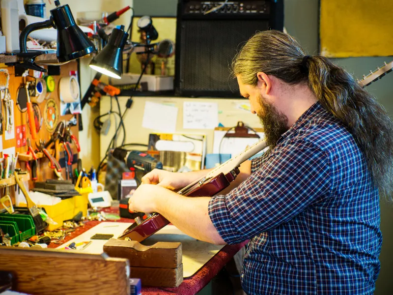 How To Save Money Refurbished & Factory Second Guitars (2023)