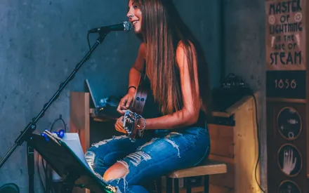 7 Easy Steps: How To Sing And Play Guitar At The Same Time