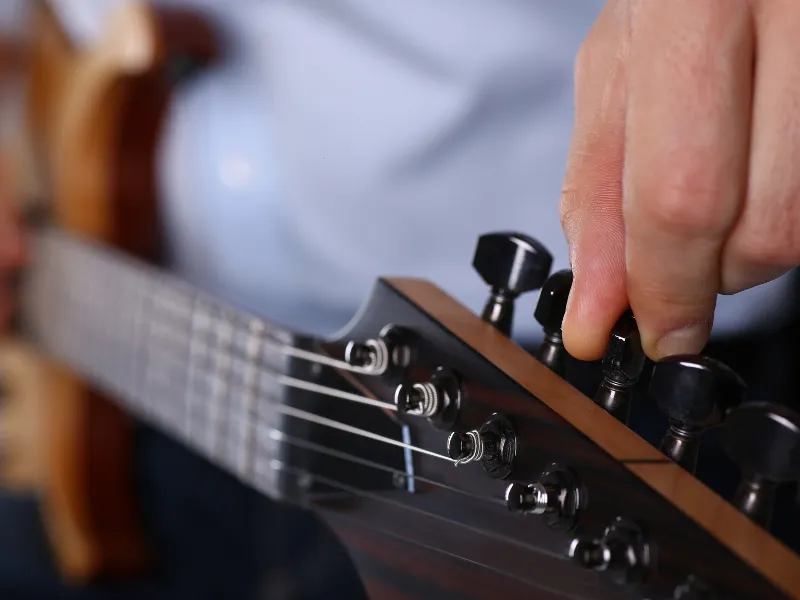 La méthode facile pour accorder une guitare sans accordeur (2023)
