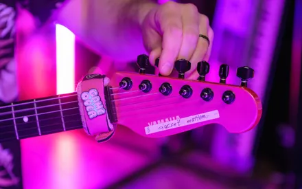 Easy Guide On How To Tune An Electric Guitar (2023)