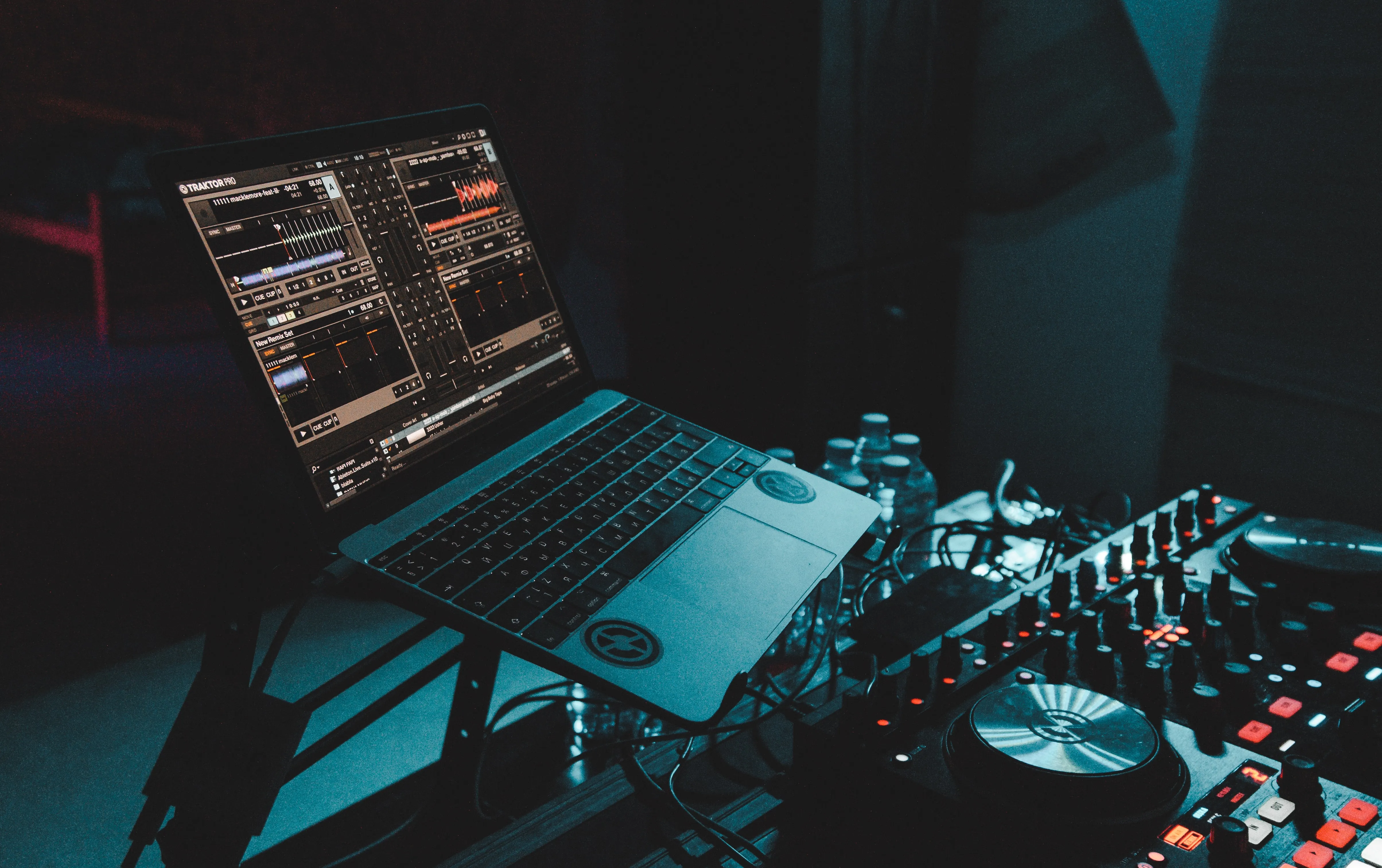 Version gratuite DAW ou outils pro en studio personnel pour plusieurs musiciens pour des performances en direct