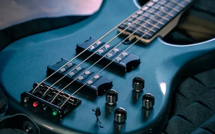 Is Bass Easier Than Guitar? An Easy Way To Understand (2023)