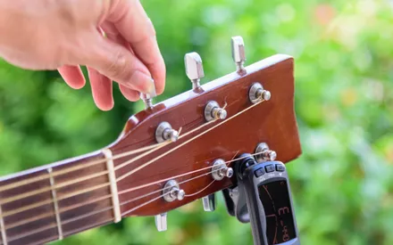 5 Simple Solutions For Keeping Your Guitar In Tune