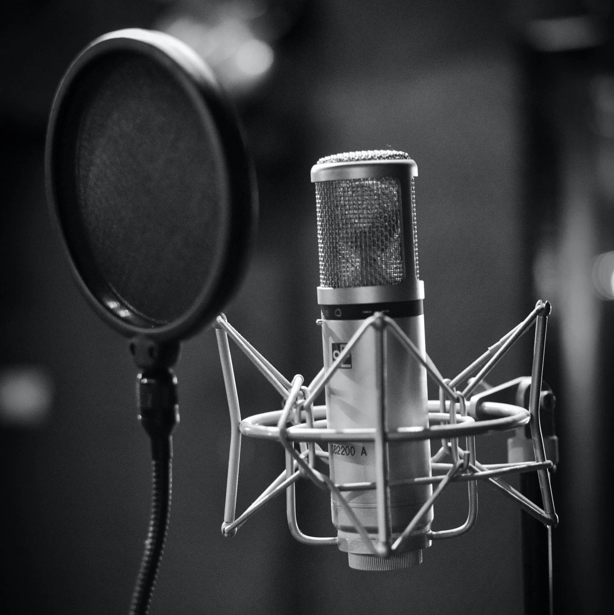 Microphones dynamiques avec filtres anti-pop et supports de microphone dans un studio d'enregistrement à domicile
