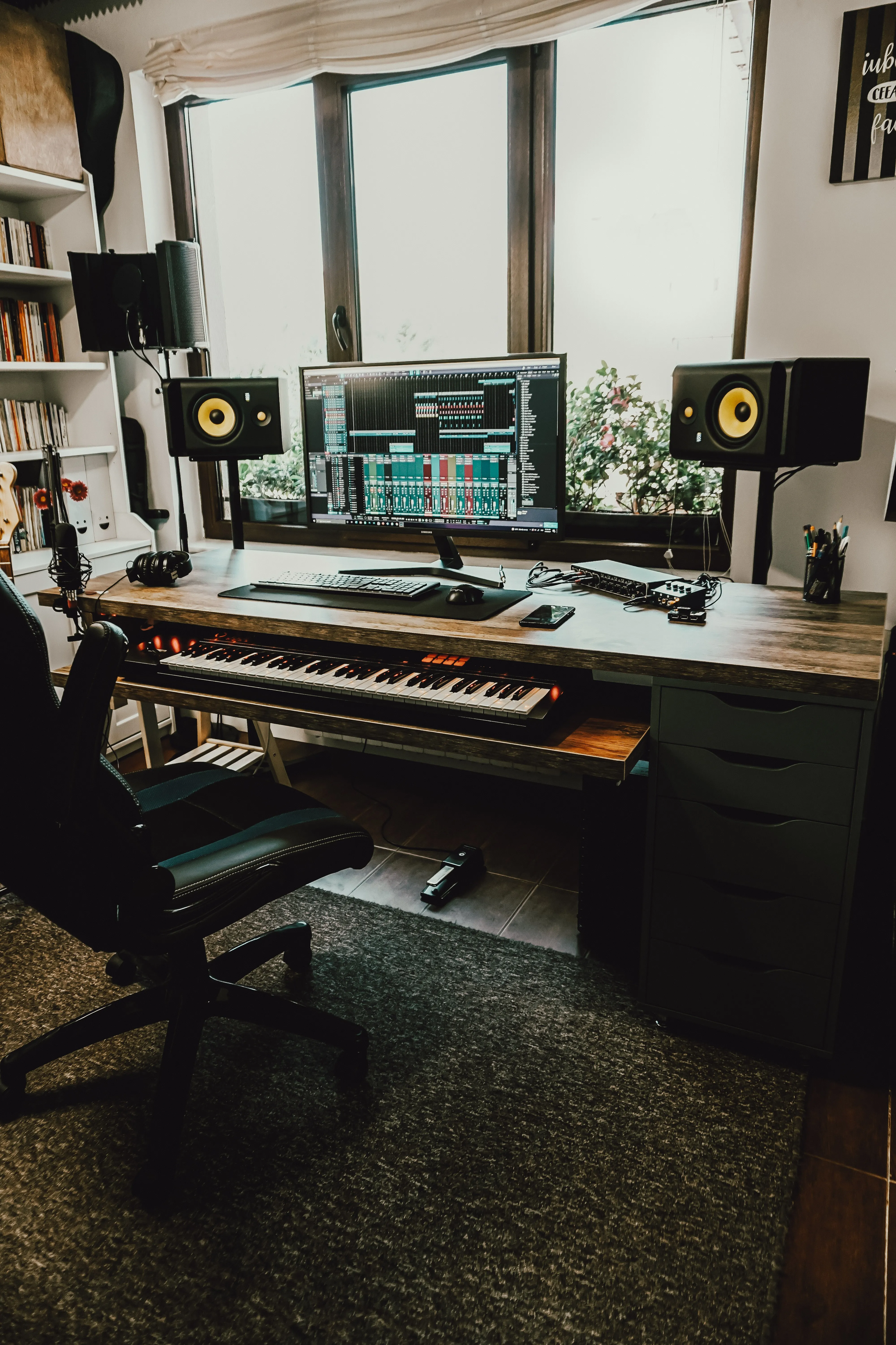 Studio d'enregistrement à domicile avec pied de micro