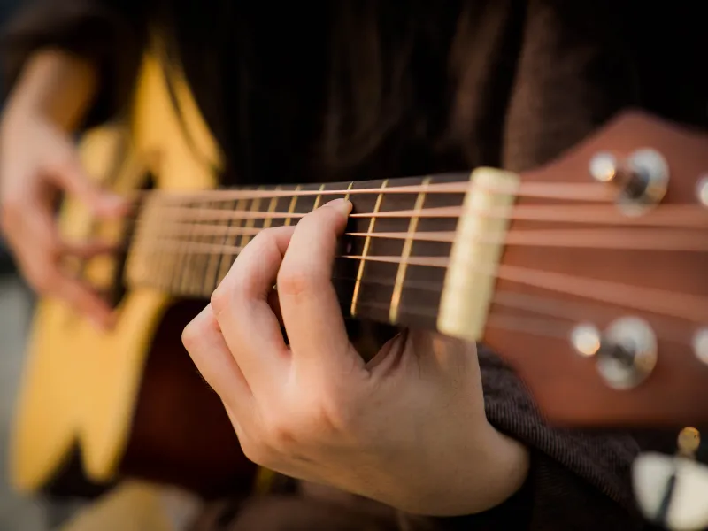 Pourquoi la guitare acoustique Yamaha F325D est la meilleure guitare pour débutant